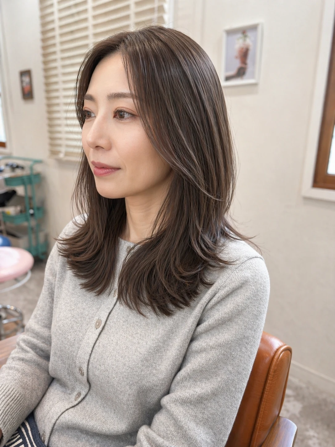 顔まわりにやわらかな動きのあるミディアムヘアの女性