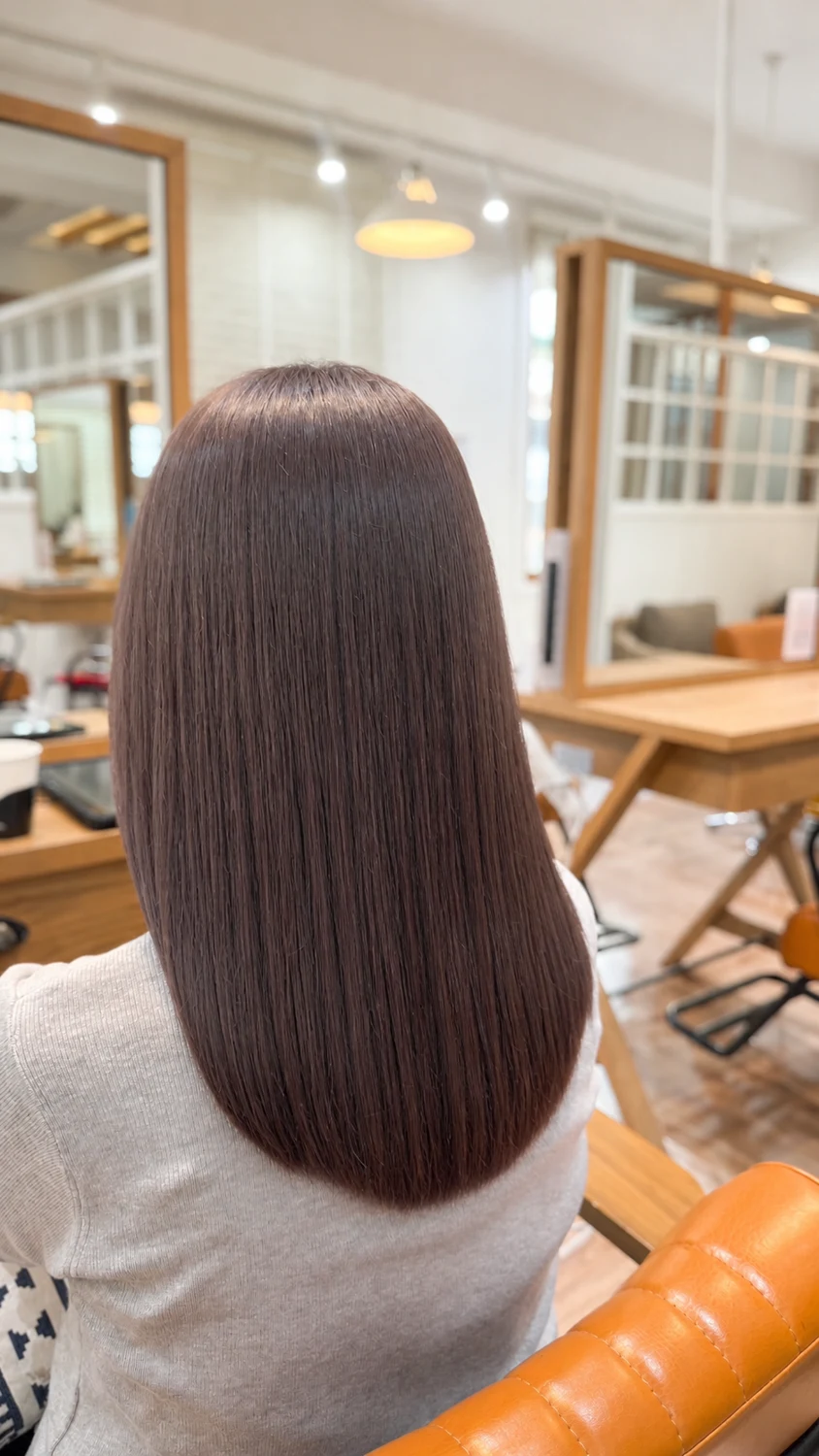 まとまりとツヤのあるミディアムヘアの後ろ姿