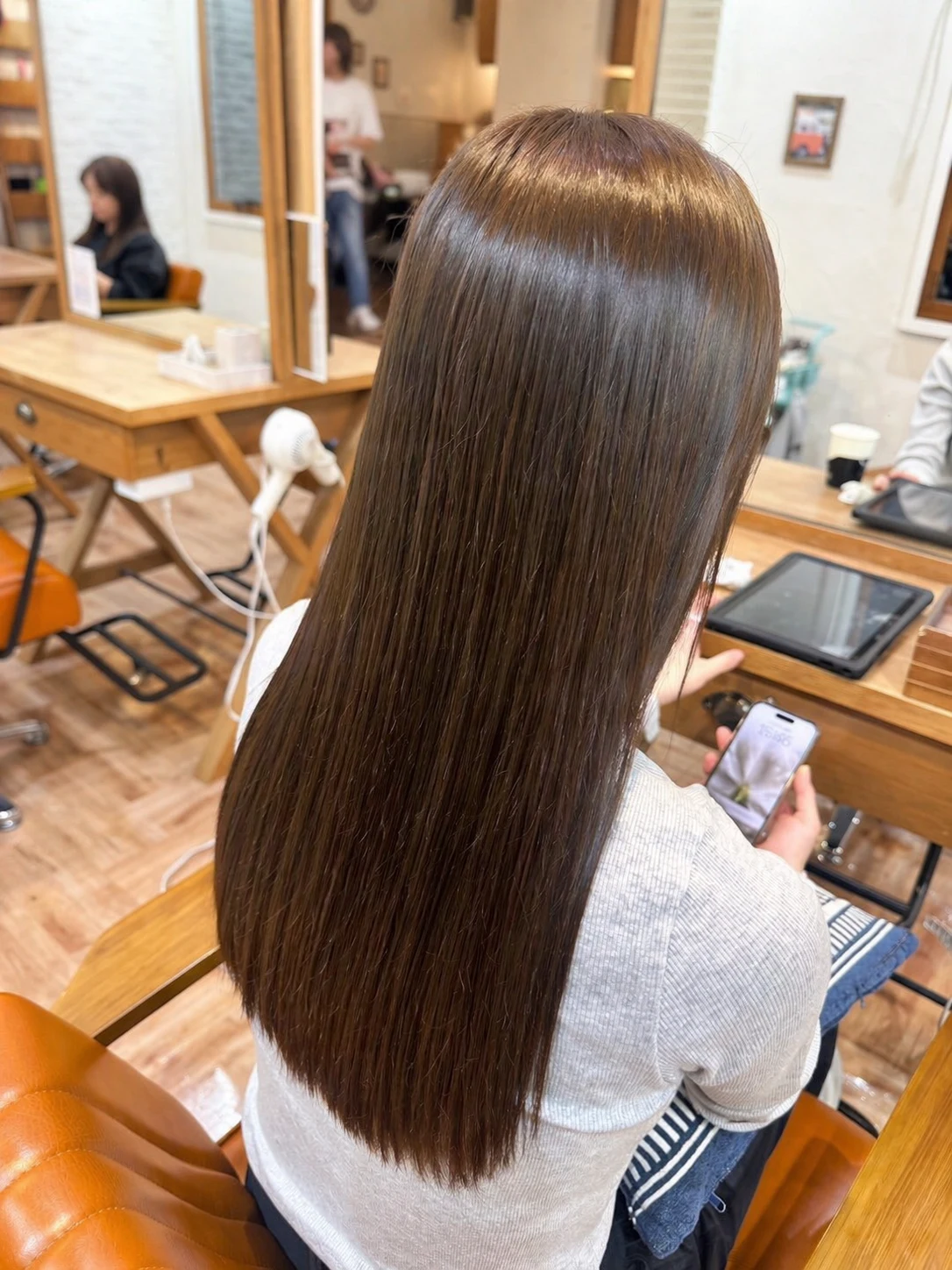 まっすぐなロングヘアの後ろ姿