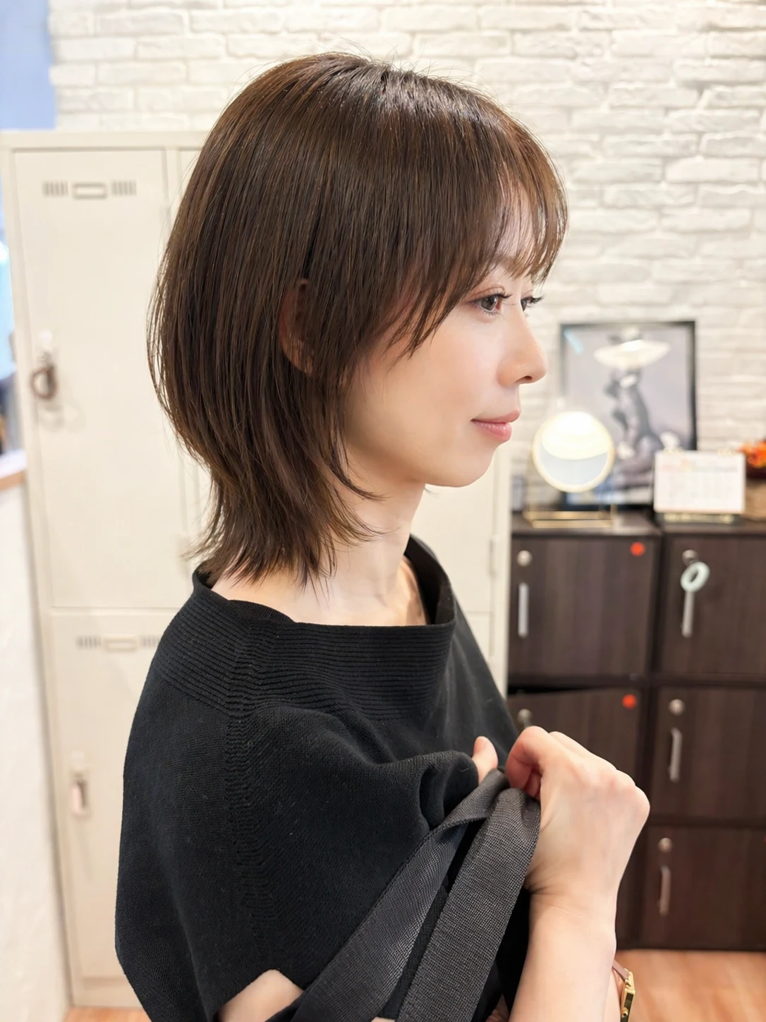 顔まわりのレイヤーに動きのあるミディアムヘア